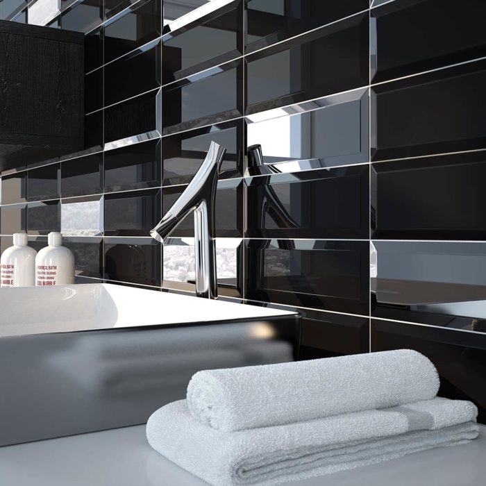 Azulejo metro negro biselado en pared de baño
