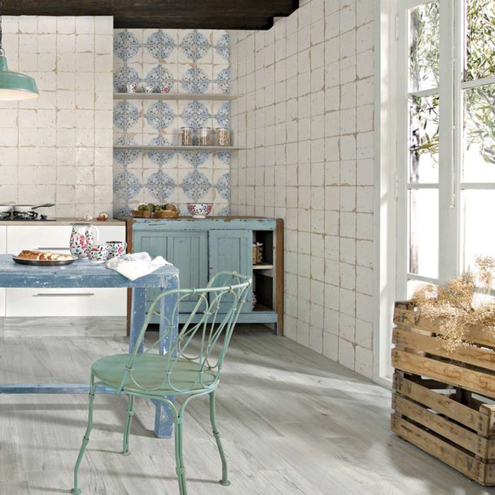 Cocina Rústica con azulejo hidráulico blanco en pared
