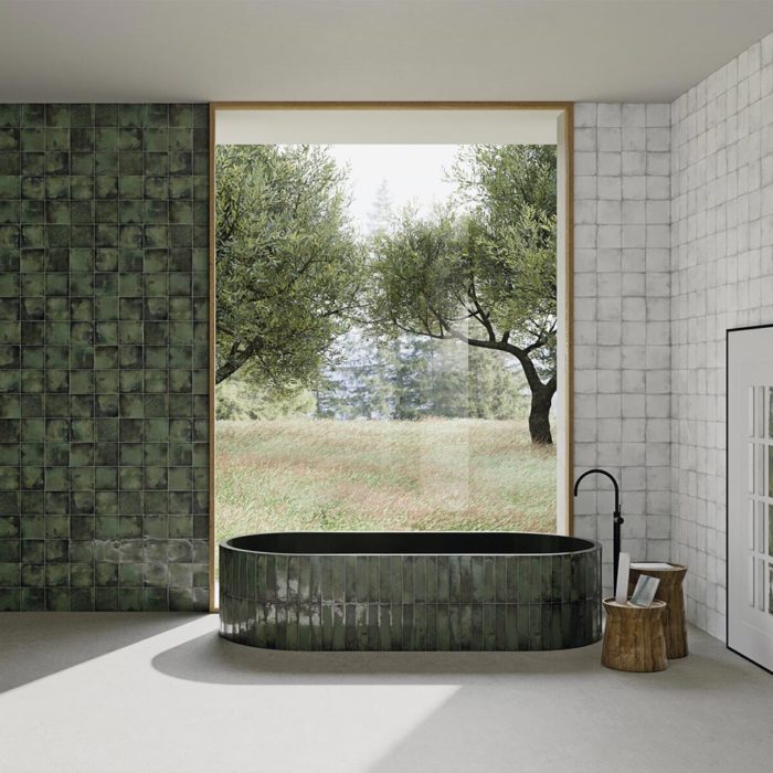 baño con pared de azulejos pequeños verde y gris Legacy