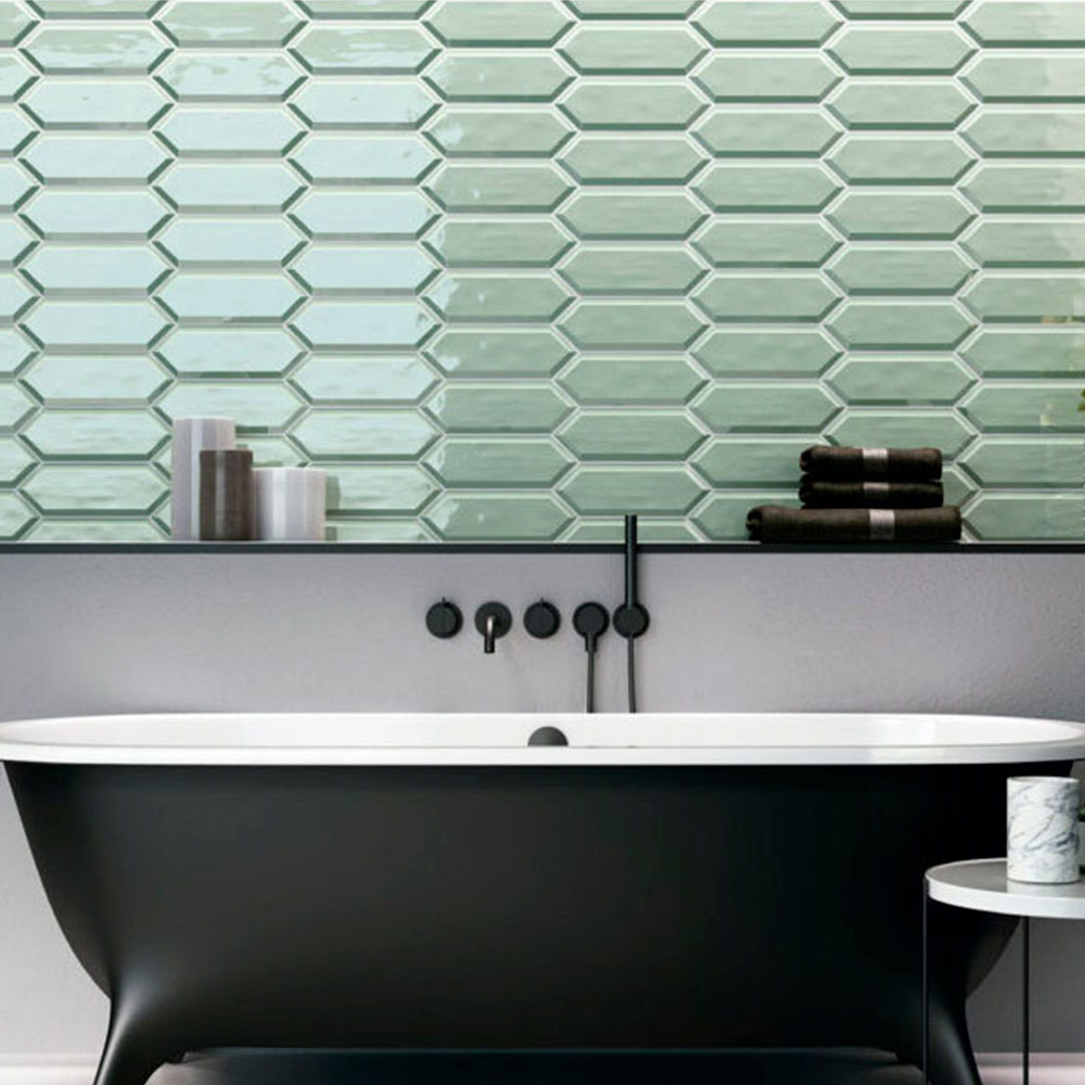 pared de baño con azulejo metro biselado verde claro