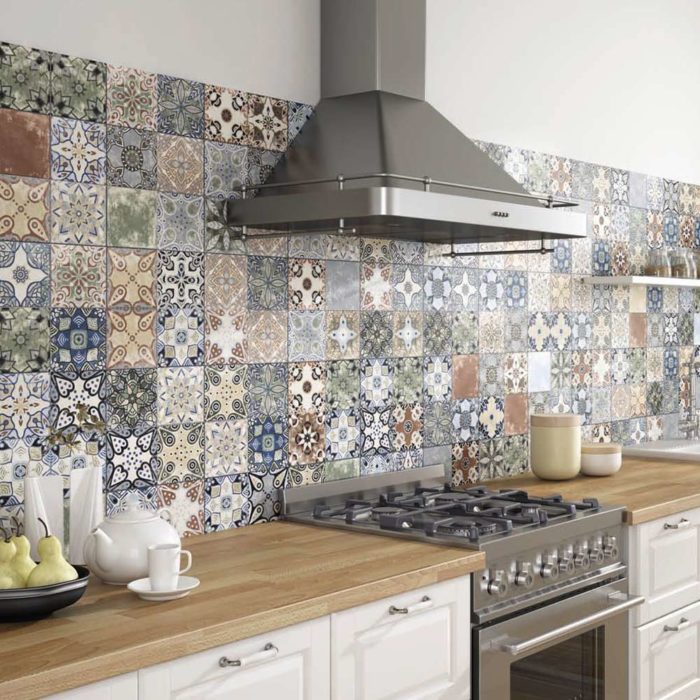 azulejo hidráulico de colores en cocina
